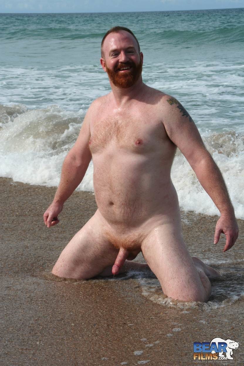 832px x 1248px - Amazing ginger bear Steve Ellis frolics on the beach